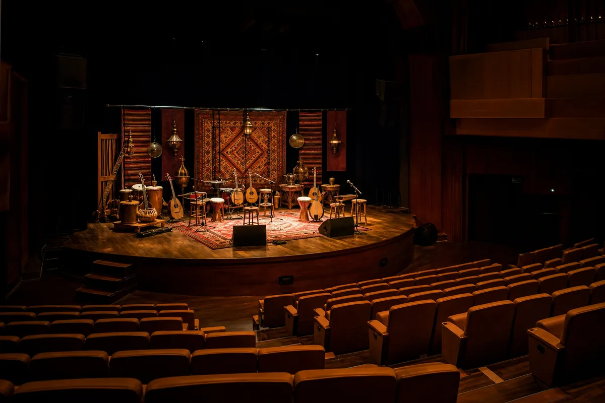 Une salle de concert vide vue depuis les gradins